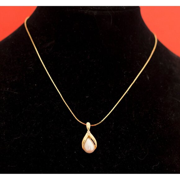 Mermaid Gold Tone Faux Pearl Necklace 18 Inch by Avon F20 - Picture 2 of 4